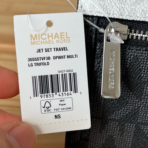 Michael Kors Wallet🎈🎈 - Picture 5 of 9